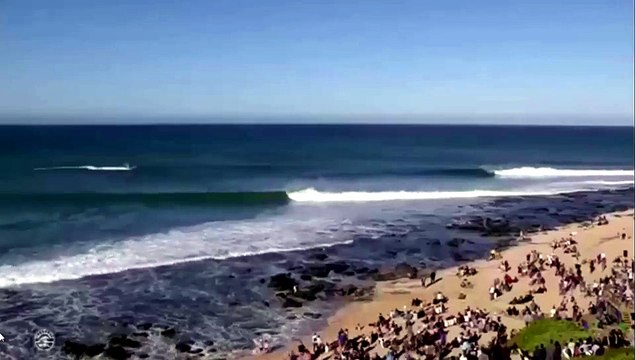 Surfista attaccato da uno squalo in diretta tv