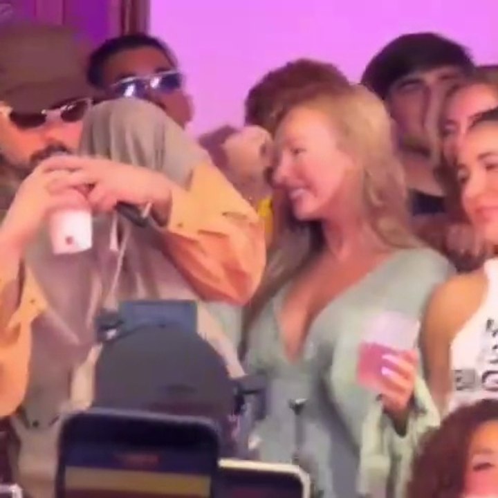 Ester Exposito se rapproche de Bad Bunny lors d'une danse. Kylian Mbappé approuvé t il?
