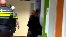 polícia neerlandês atira mulher grávida ao chão