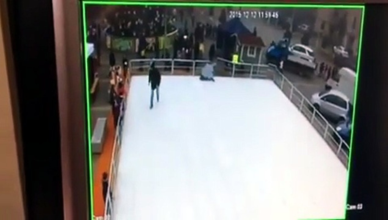 Sindaco pattinatore con capitombolo