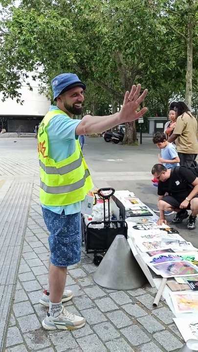 🎨 Street-Art : Mission bénévolat avec @expo.sauvage / Suprême NTM « Laisse pas traîner ton fils »