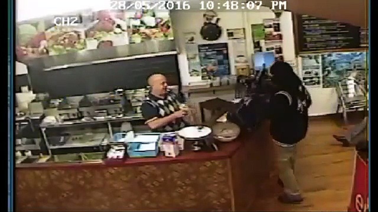 Rapinatore armato viene ignorato. Deluso, si allontana