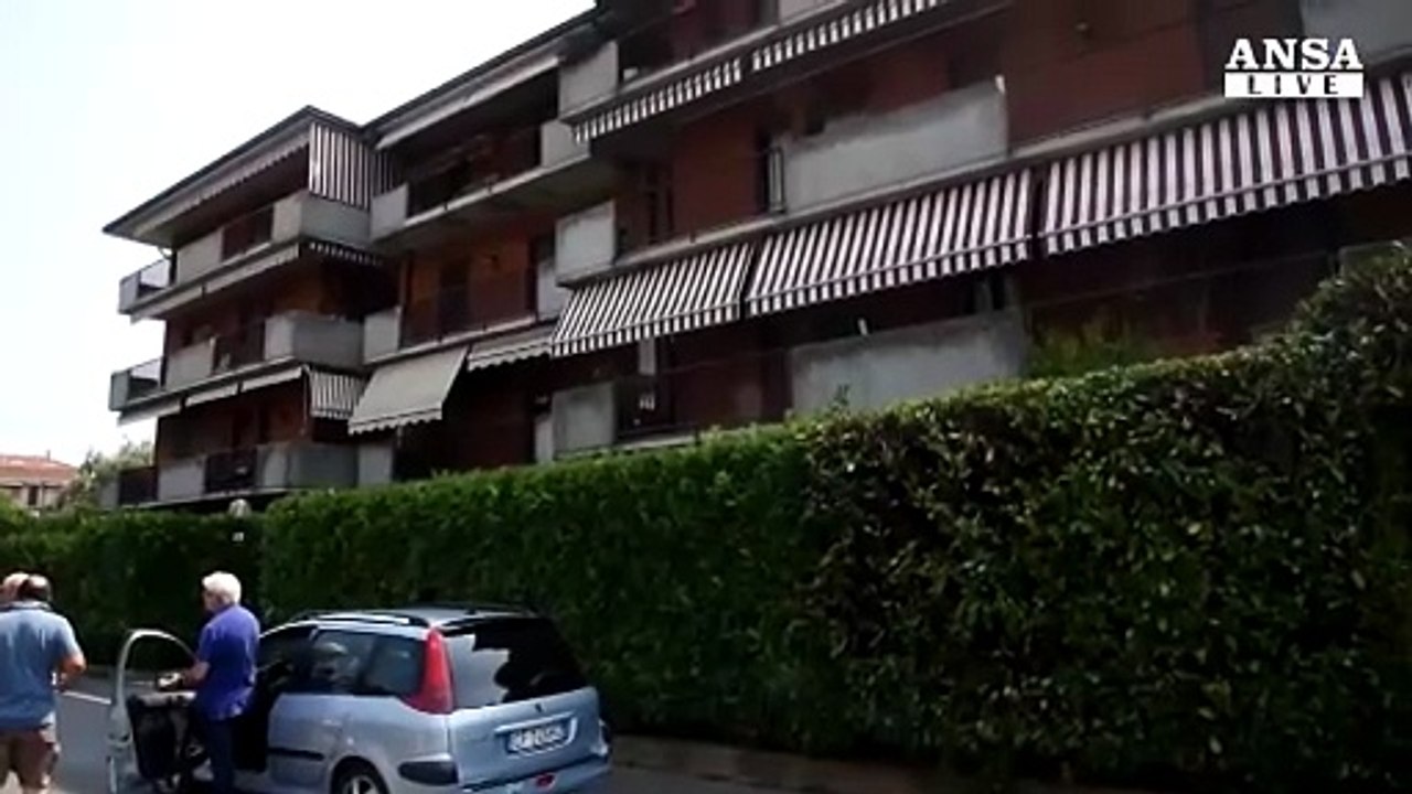 Finto postino chiude malcapitati in ascensore
