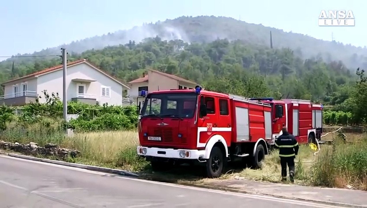 Auto bruciate e fumo dopo 2 giorni di incendi a Spalato