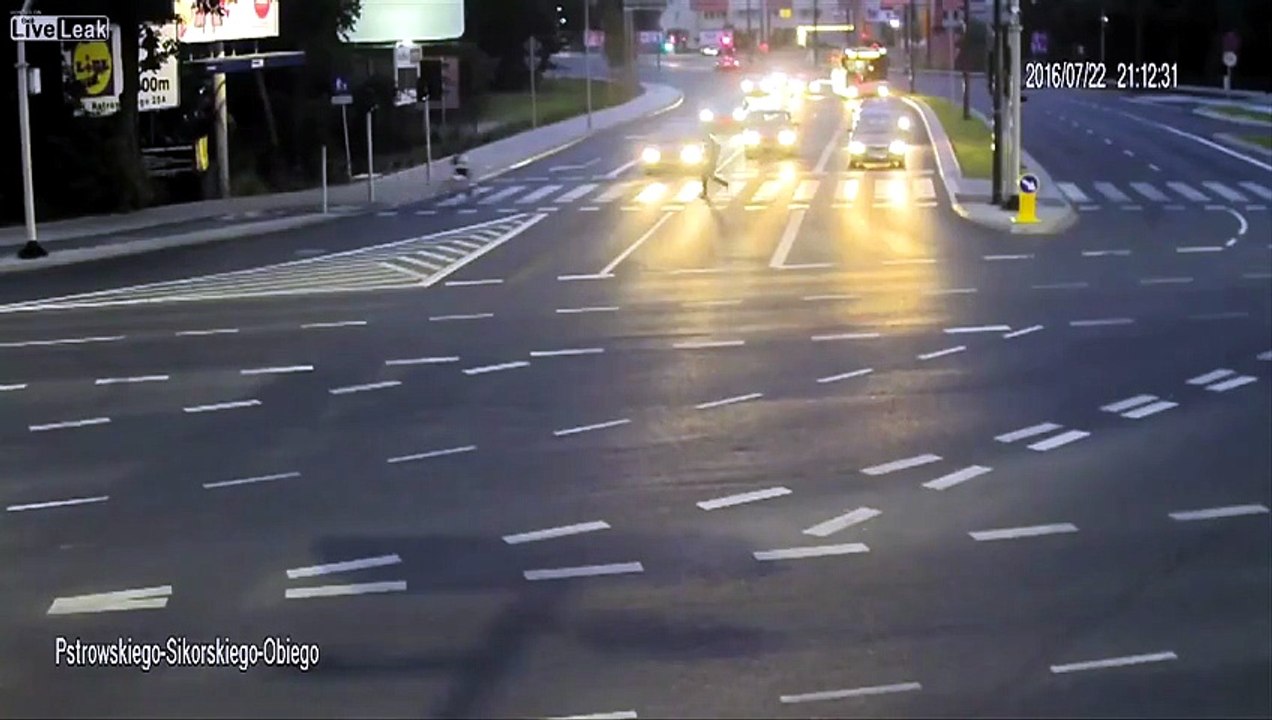 Auto fuori controllo evita un ciclista per un pelo