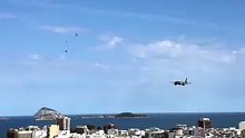 Avião da Azul faz voo rasante em homenagem à Seleção Brasileira