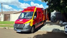 Homem sofre queda ao tentar subir em moto e é socorrido pelo Siate