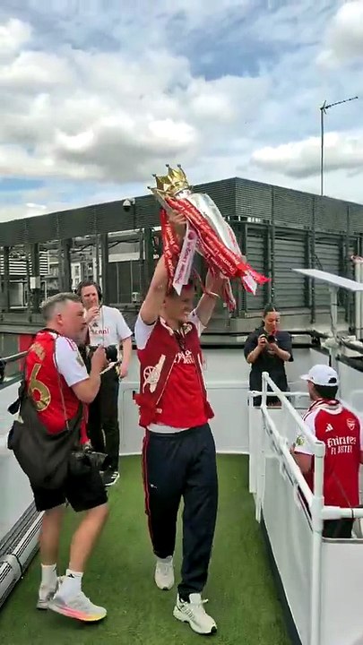 L'Arsenal festeggia comunque! I Gunners sfilano sul bus con la Premier League
