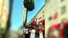 Küçükçekmece'de 4 katlı binanın çatısında çıkan yangın hasara neden oldu