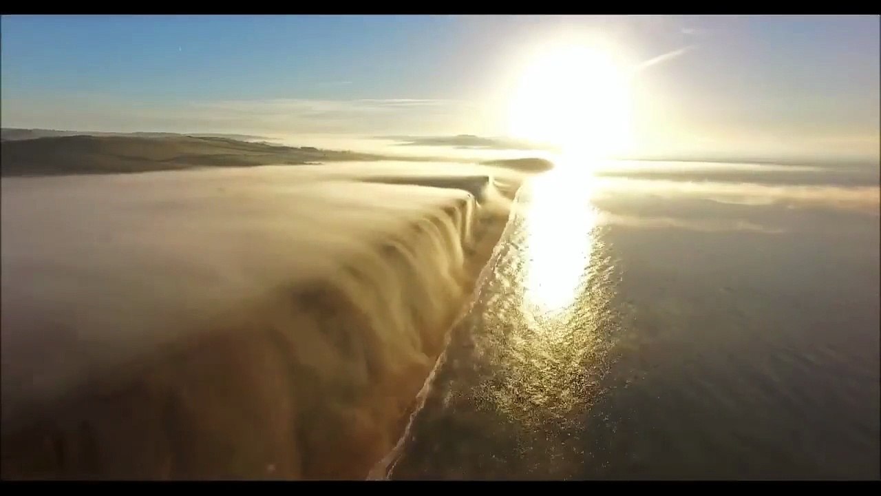 Una "cascata" di nebbia all'alba: le splendide immagini dal Dorset