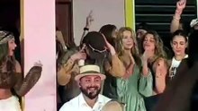 Ester Expósito se acerca a Bad Bunny durante un baile. ¿Lo aprueba Kylian Mbappé?