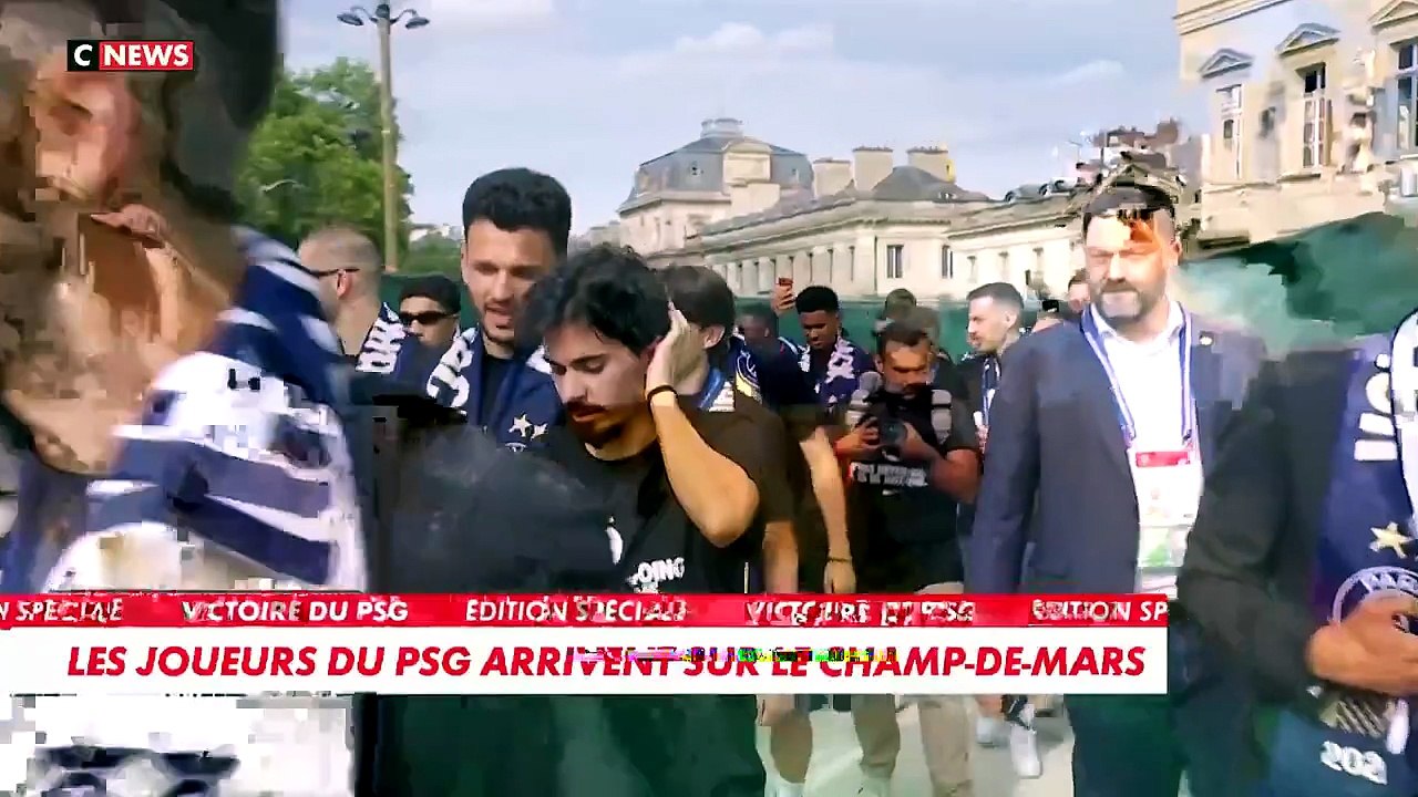 L’arrivée des joueurs du Paris Saint-Germain au Champ-de-Mars devant 100.000 personnes