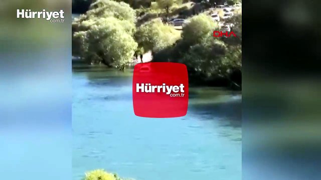 Su seviyesi yükseldi, nehir kenarındaki otomobil sular altında kaldı