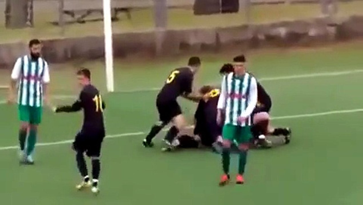 Fischia un rigore, arbitro aggredito a pugni e schiaffi