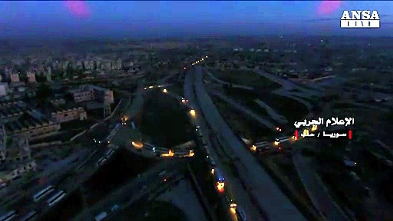 Lunga fila di bus governativi per evacuare Aleppo est