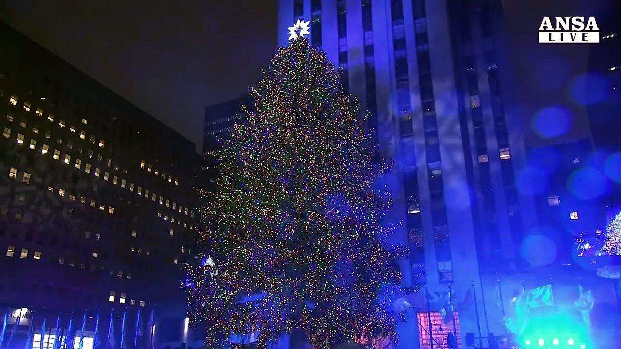 Si accende l'albero di Natale del Rockefeller Center