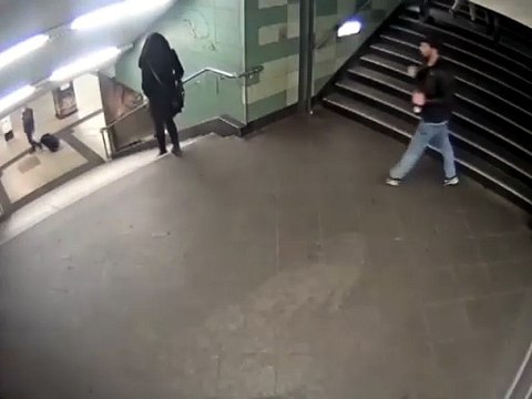 Aggressione in diretta : donna spinta dalle scale in metropolitana