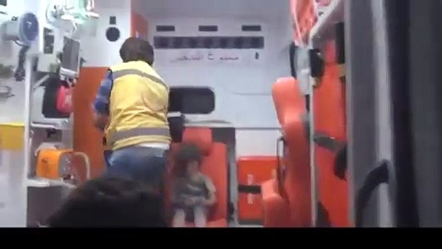 Un video virale mostra un bimbo salvato dalle macerie di Aleppo