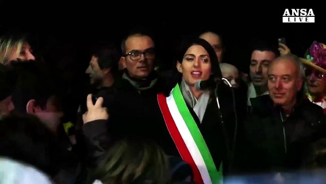 Roma: i bambini accendono l'albero Natale