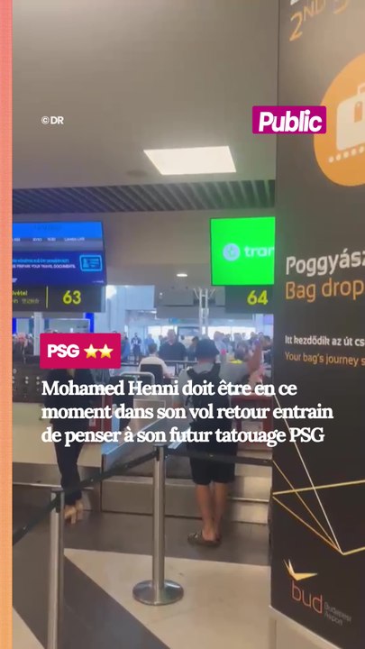 Le supporter marseillais Mohamed Henni, entouré de supporters parisiens à l'aéroport de Budapest