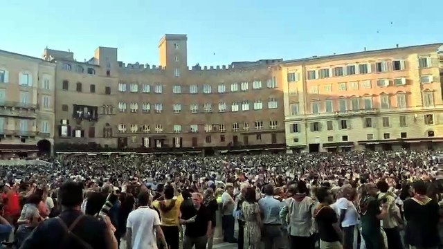 Palio di Siena, l'estrazione delle 4 contrade per il Palio di luglio: folla in piazza del Campo