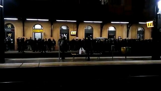 I tifosi del Parma in stazione si scaldano per il derby