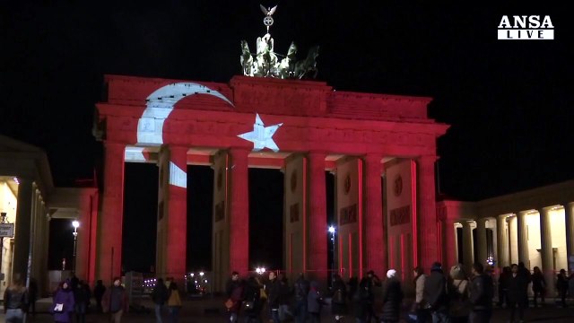 Porta Brandeburgo si colora di rosso per vittime di Istanbul