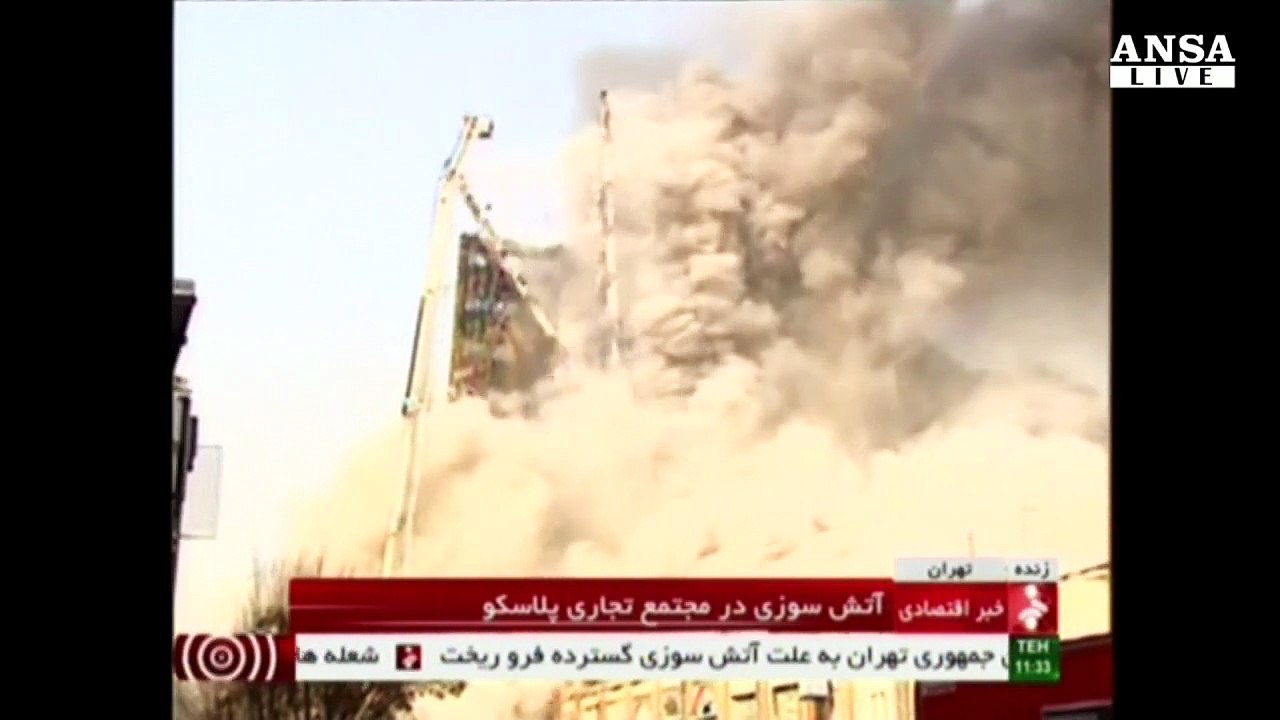 Crolla edificio in fiamme a Teheran, 30 pompieri uccisi
