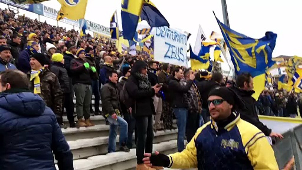 Parma-Santarcangelo: l'ingresso in campo delle...