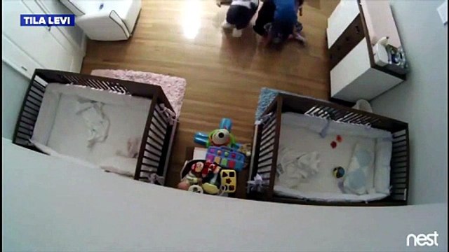Bimbo super-eroe : salva il fratellino che cade dal fasciatoio Video