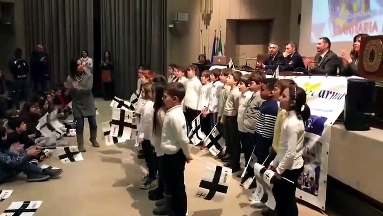 Inizia il coro, poi tutta la sala: 100 bimbi cantano l'inno