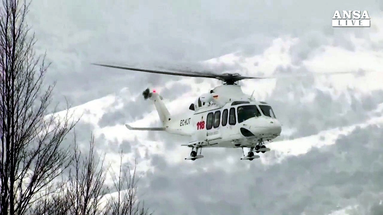 Elicottero in volo per recuperare i sopravvissuti