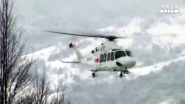 Elicottero in volo per recuperare i sopravvissuti
