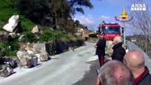 Cane bloccato sul precipizio, salvato dai vigili del fuoco