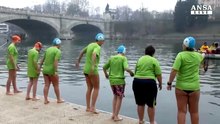 Cimento invernale, gli 'Orsi Polari' si tuffano nel Po