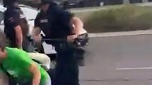 Momentos de tensión entre policias y manifestantes en Valencia