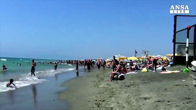 Caldo e terrorismo spingono turisti su spiagge italiane