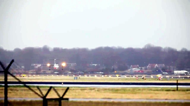 Aereo atterra senza una ruota nella bufera