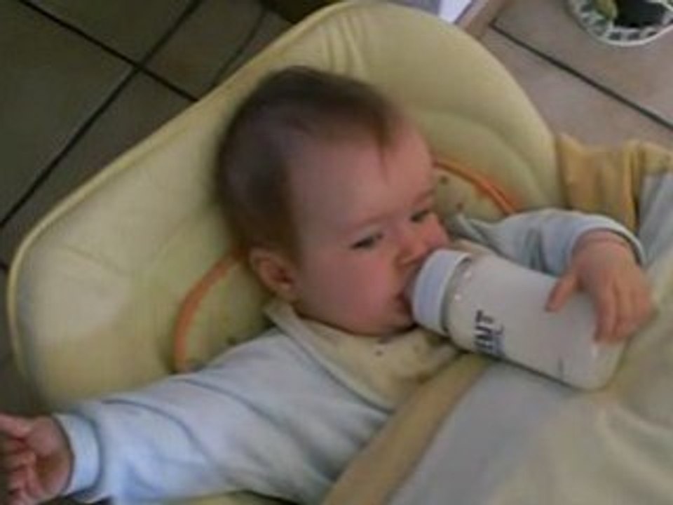 Célia boit son biberon toute seule