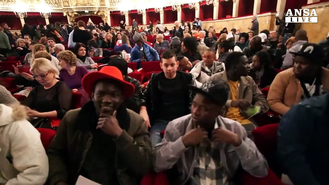 A Napoli il San Carlo si apre agli immigrati