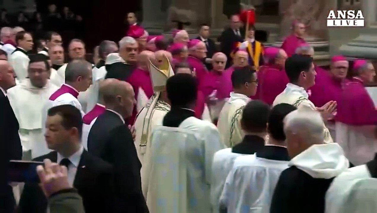 Papa: in debito con i giovani