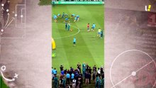 Neymar caminha até meio do campo perto dos companheiros