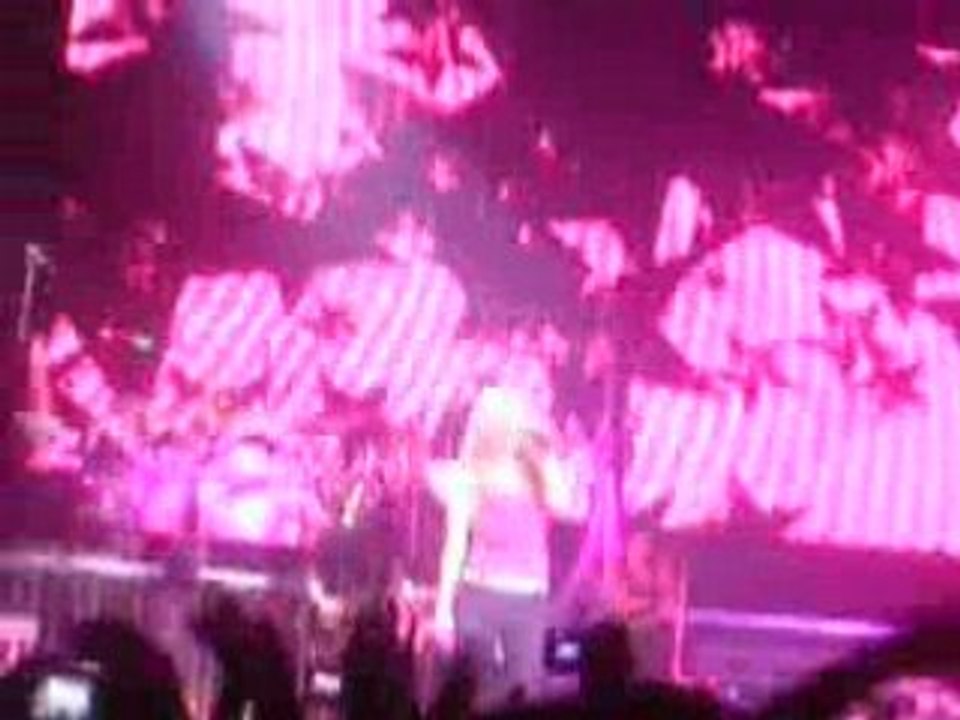 Intro - Girlfriend by Avril Lavigne @ Paris (10/06)
