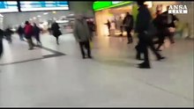 I primi momenti dopo l'attacco nella stazione di Duesseldorf