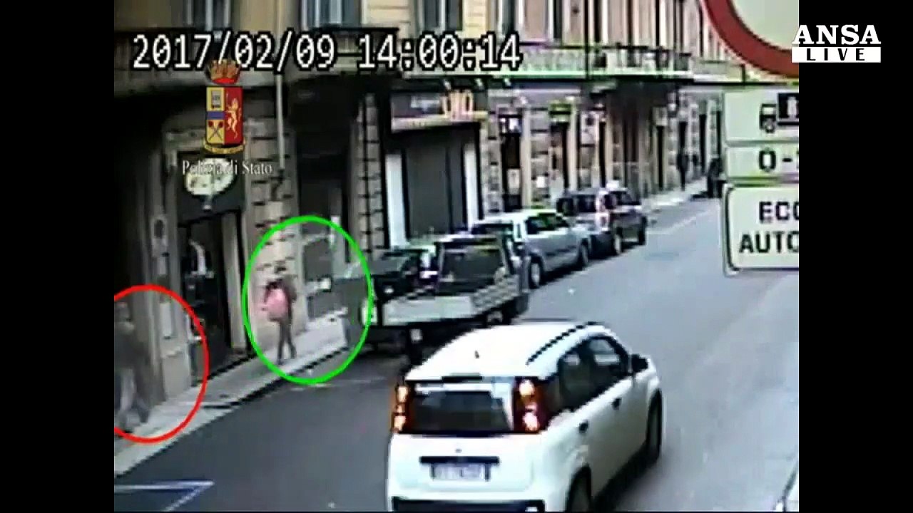 Rapinava studenti all'uscita da scuola