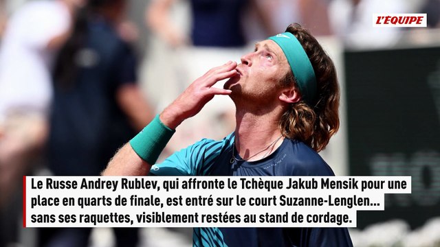 Quand Andrey Rublev entre sur le court sans ses raquettes avant son match face à Jakub Mensik - Tennis - Roland-Garros