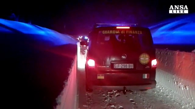Soccorritori arrivano all'hotel Rigopiano