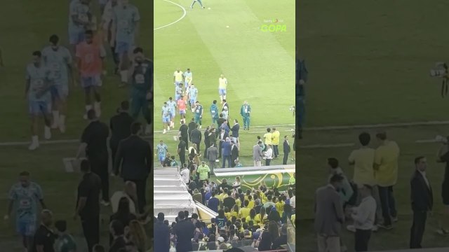 Fora de combate, Neymar não resiste, vai a gramado e chuta bola no Maracanã #shorts