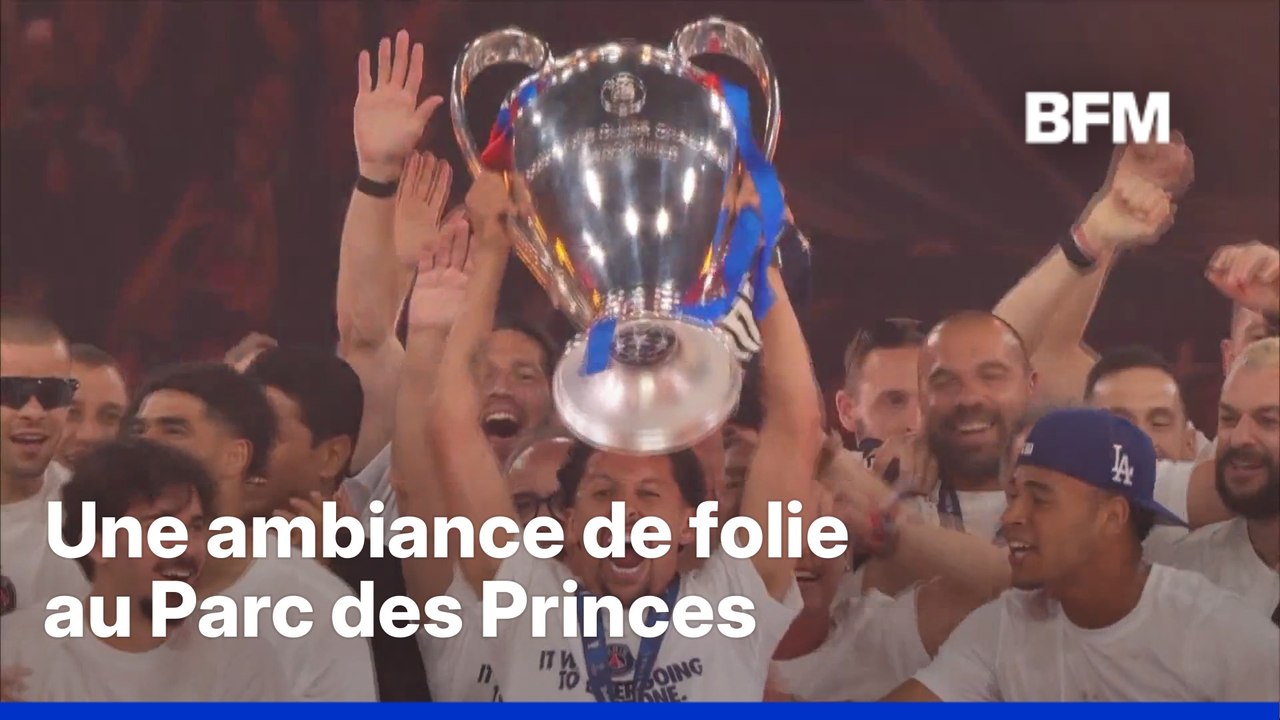La communion entre les joueurs du PSG et les su...