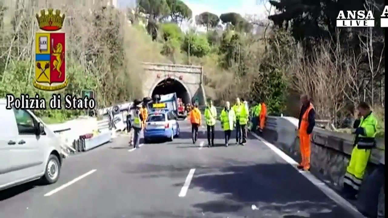 Un tir travolge un gruppo di operai sulla A10, due morti